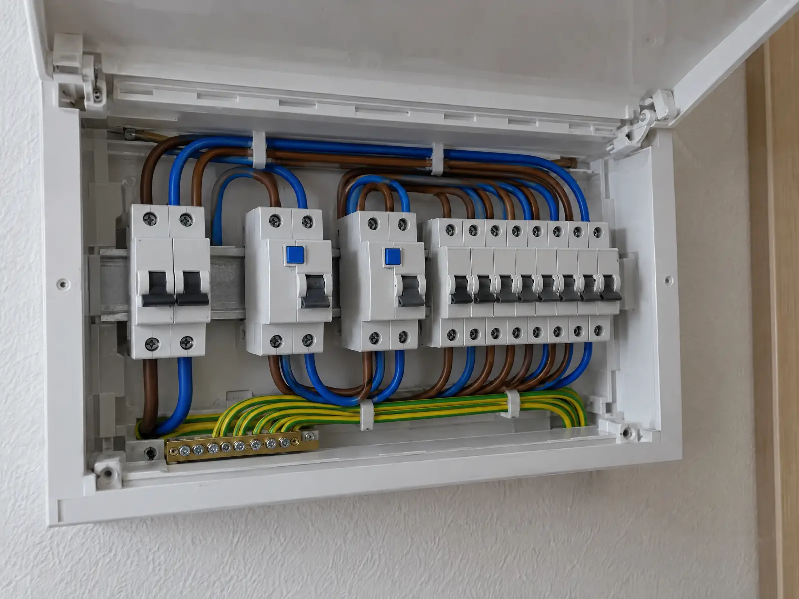 Cuadro eléctrico nuevo con interruptor general, dos diferenciales y ocho magnetotérmicos, con el cableado peinado y la tierra abajo